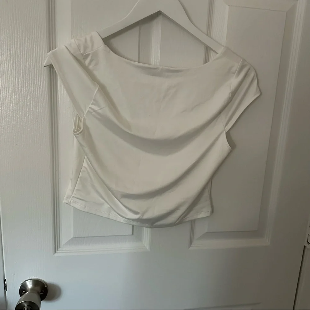 White Short Sleeve Crop Top - Picture 4 of 5